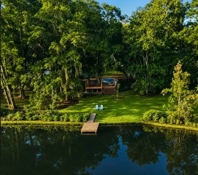 Georgia Gem waterfront vacation home near Savannah with private lake and pool deck